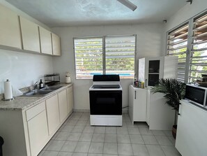 Refrigerador, microondas, horno y cafetera y tetera 