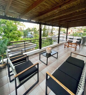 Outdoor dining - Big House Next to the Airport (San Juan)