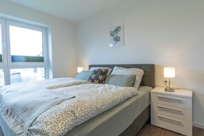 2 sovrum, skrivbord, strykjärn/strykbräda och resesäng