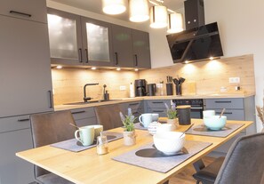 Een koelkast, een oven, een kookplaat, een vaatwasser