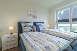 2 quartos, escrivaninha, ferros/tábuas de passar roupa, berço de viagem