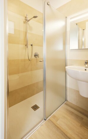 Shower, hair dryer - Residence La Rotonda three-room apartment Trilo for 6 people (Tignale)