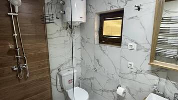 Dutxa, assecador de cabells, tovalloles i sabó