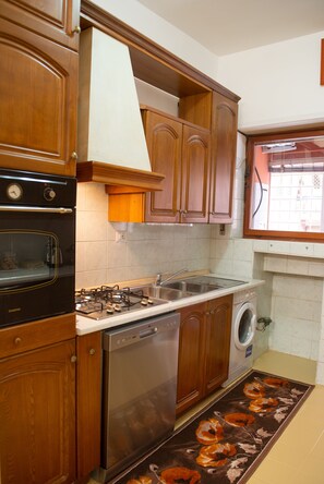 Private kitchen - Cozy apartment to experience Rome feeling at home. (Roma)