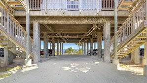 Una estructura de estacionamiento de varios niveles, con pilares de hormigón y barandillas de madera.