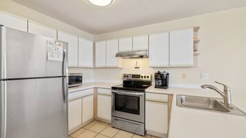 Jääkaappi, mikroaaltouuni, liesi, astianpesukone