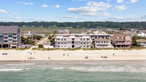 Aan het strand, ligstoelen aan het strand, strandlakens