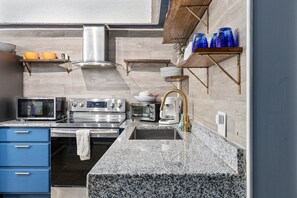 Kjøleskap, mikrobølgeovn, ovn og kokeplater