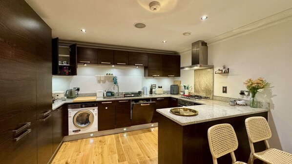 Fridge, microwave, oven, stovetop - 20 minutes to Central London! Family-size gated apartment with en-suite bathroom (Bromley)