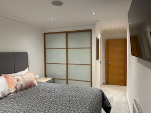 2 habitaciones, escritorio, tabla de planchar con plancha y wifi gratis