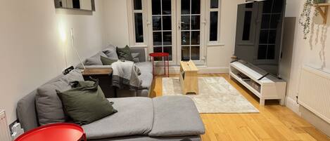 Smart TV, books, stereo