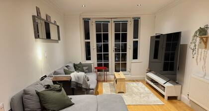 20 minutes to Central London! Family-size gated apartment with en-suite bathroom