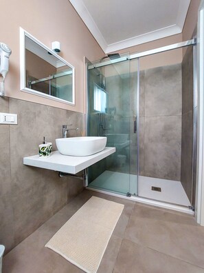 Regadera, regadera tipo lluvia, amenidades de baño gratuitas 