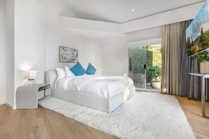 6 bedrooms, individually decorated, individually furnished, desk - Rising Glen (West Hollywood)