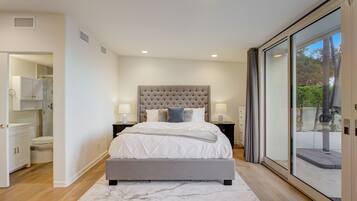 Luxury House, Multiple Beds, Pool Access, Pool View (Rising Glen) | 6 bedrooms, individually decorated, individually furnished, desk