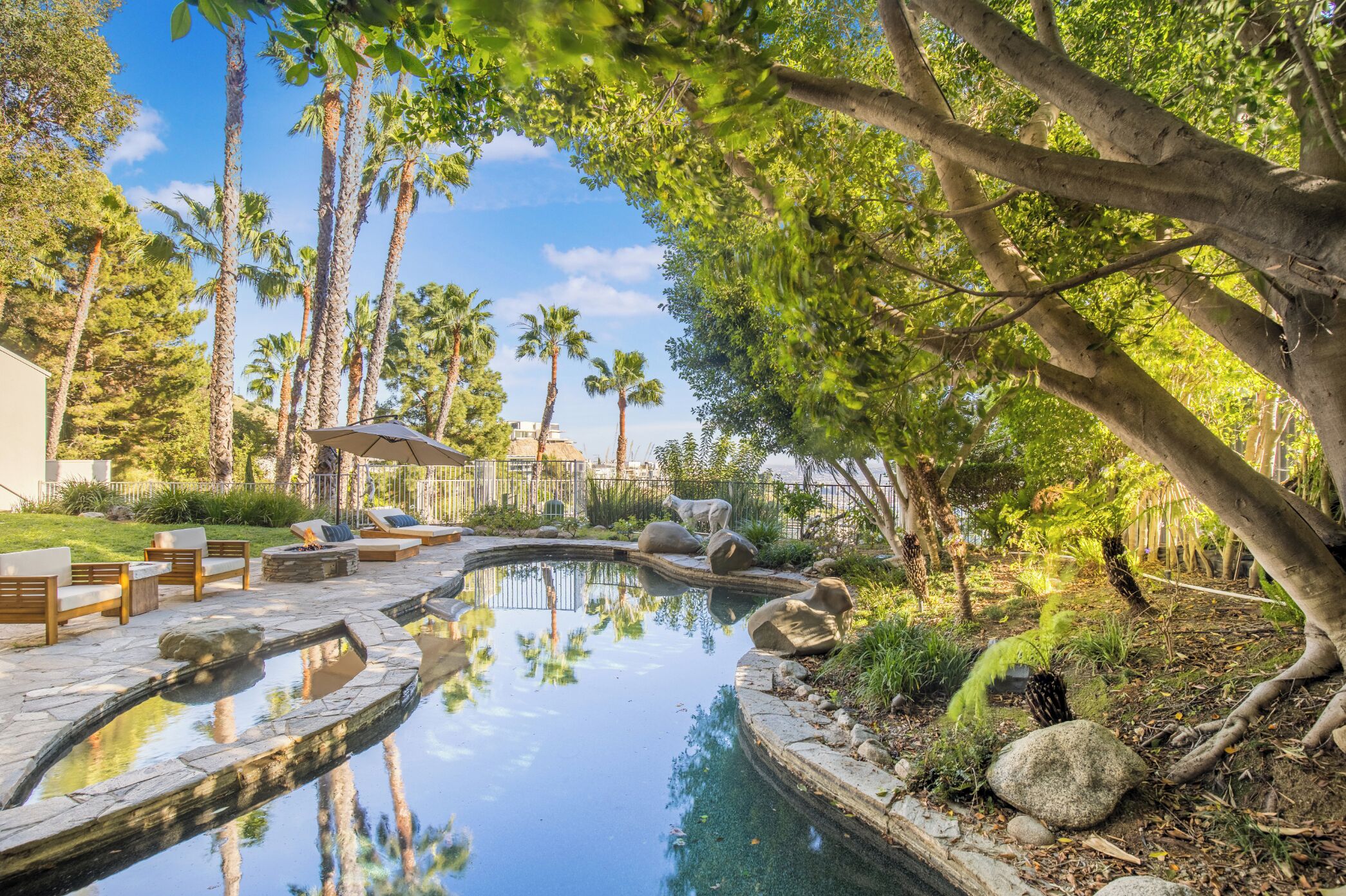 Außenpool, Sonnenschirme, Liegestühle