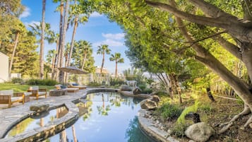 Außenpool, Sonnenschirme, Liegestühle