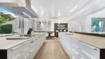 Luxury House, Multiple Beds, Pool Access, Pool View (Rising Glen) | Private kitchen | Fridge, microwave, oven, stovetop