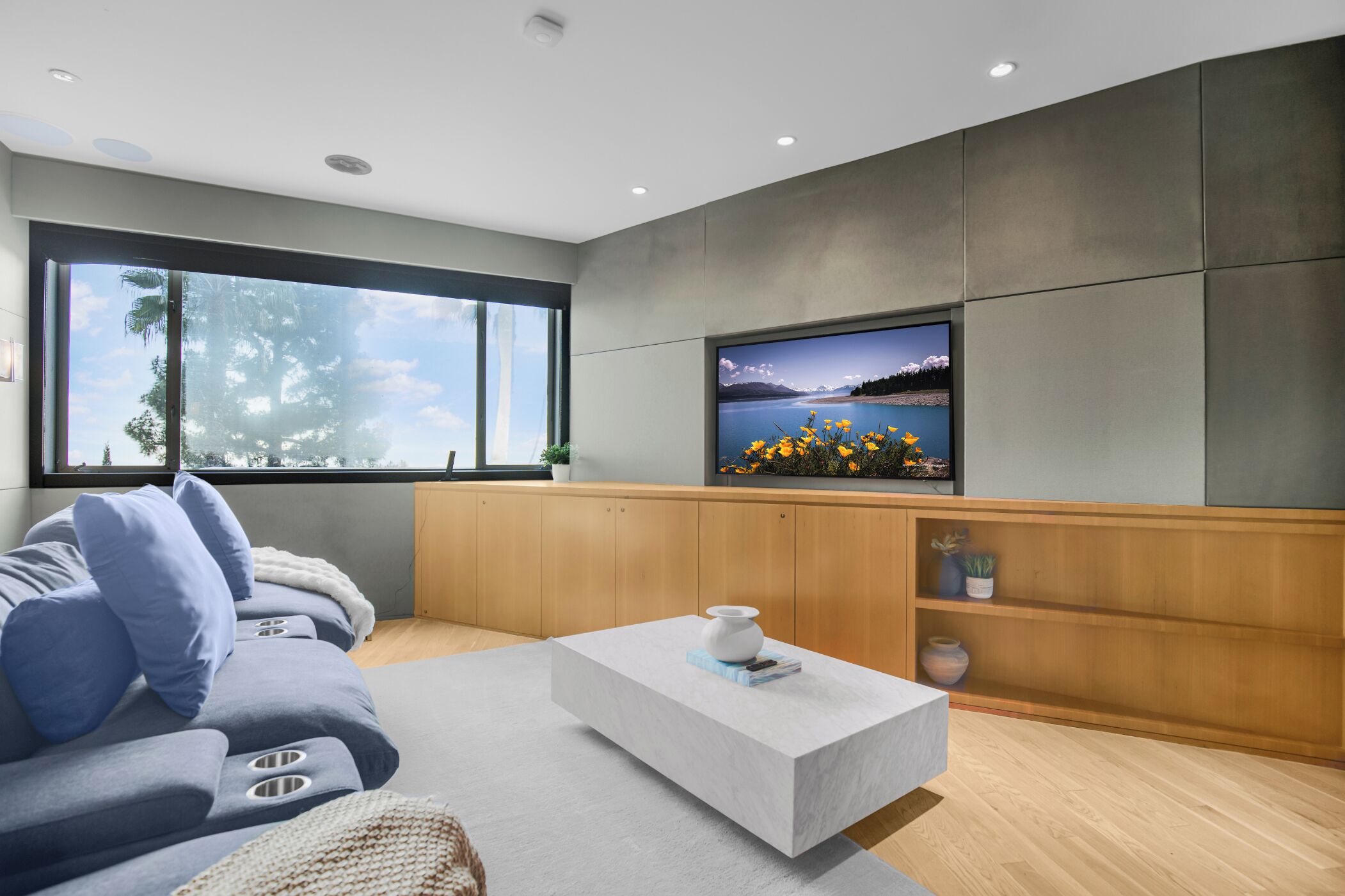 Luksushus, flere senger, adgang til basseng, bassengutsikt (Rising Glen) | Oppholdsområde | En 65-tommers Flatskjerm-TV med digitale kanaler