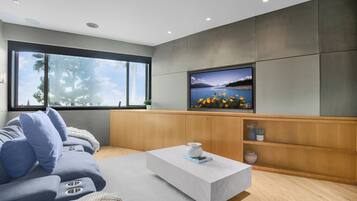 Luksushus, flere senger, adgang til basseng, bassengutsikt (Rising Glen) | Oppholdsområde | En 65-tommers Flatskjerm-TV med digitale kanaler