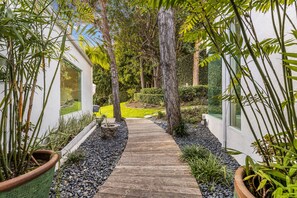 Property grounds - Rising Glen (West Hollywood)