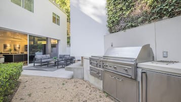 Luksushus, flere senger, adgang til basseng, bassengutsikt (Rising Glen) | Terrasse/patio