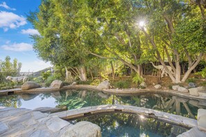 Outdoor pool, pool umbrellas, pool loungers - Rising Glen (West Hollywood)