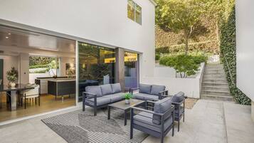 Luxury-Haus, Mehrere Betten, Poolzugang, Poolblick (Rising Glen) | Speisen im Freien