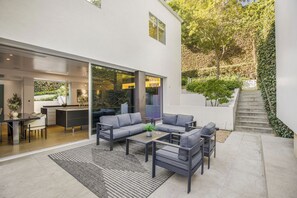 Outdoor dining - Rising Glen (West Hollywood)