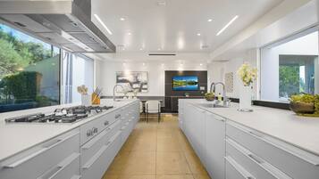 Casa Luxury, letti multipli, accesso alla piscina, vista piscina (Rising Glen) | Cucina privata | Frigorifero, microonde