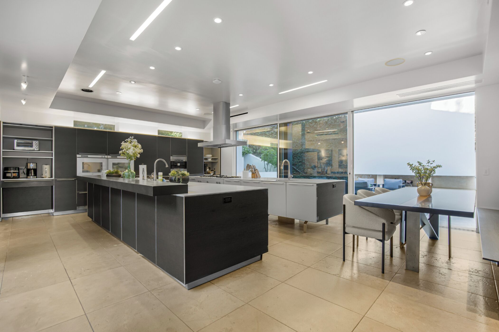 Casa superluxo, várias camas, acesso à piscina, vista para a piscina (Rising Glen) | Cozinha privada | Geladeira, micro-ondas