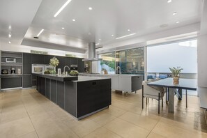 Lyxhus - flera sängar - tillgång till pool - utsikt mot poolen (Rising Glen) | Eget kök | Kylskåp och mikrovågsugn