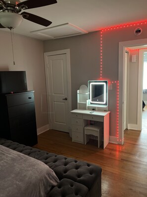 2 chambres, fer et planche à repasser, Wi-Fi, draps fournis