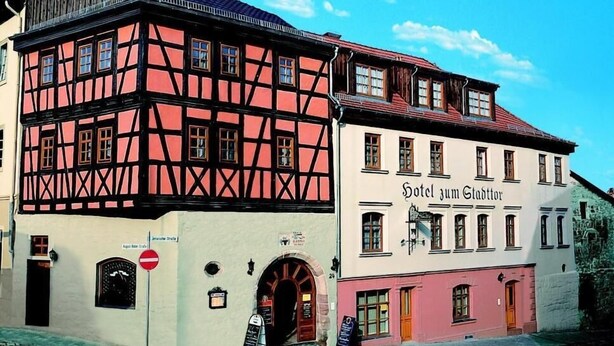 A traditional half-timbered building with a sign for "Hotel zum Stadttor". - Hotel zum Stadttor  (Kahla)