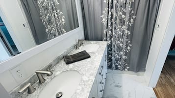 Deluxe Apartment | Bathroom | Free toiletries, towels, shampoo, toilet paper