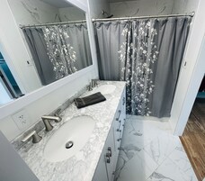 Apartamento luxo | Banheiro | Produtos de toalete grátis, toalhas de banho, shampoo, papel higiênico