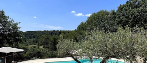 Una piscina al aire libre