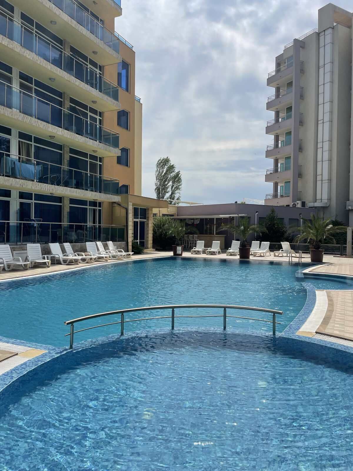 Utomhuspool och uppvärmd pool