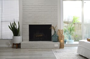 Interior - Cozy 2-bedroom Townhome with Fenced Back Yard, in Welcoming Austin (Austin)