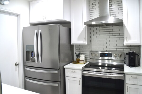 Fridge, microwave, oven, stovetop - Cozy 2-bedroom Townhome with Fenced Back Yard, in Welcoming Austin (Austin)