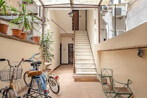 Interior - Cozy Apartment (B4) -Up to 6 Pax - Wi-Fi / AC (Roma)