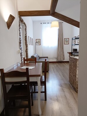 Interior - Cozy Apartment (B4) -Up to 6 Pax - Wi-Fi / AC (Roma)