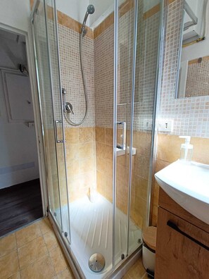 Douche, sèche-cheveux, serviettes fournies, savon