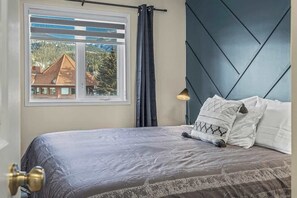 3 slaapkamers, een strijkplank/strijkijzer, wifi, beddengoed