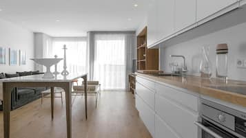 Jääkaappi, uuni, liesi, astianpesukone