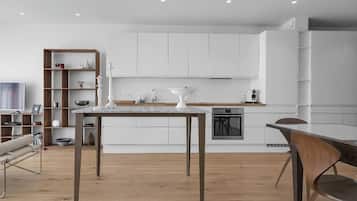 Jääkaappi, uuni, liesi, astianpesukone