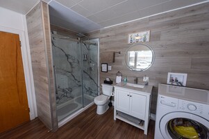 Secador de pelo, batas, toallas