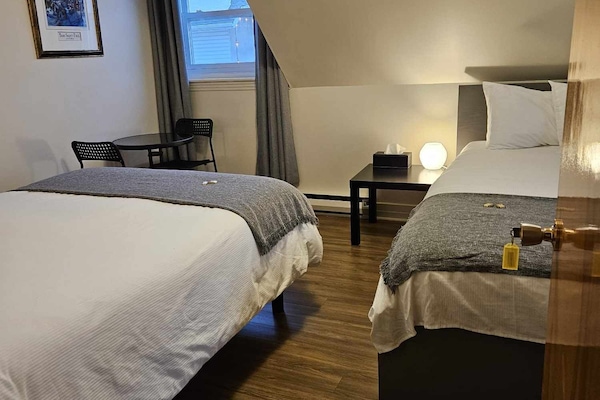 Habitación cuádruple Confort, vistas al patio | Ropa de cama hipoalergénica y espacio para trabajar con un portátil