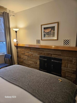 Habitación Confort doble, vistas al patio | Ropa de cama hipoalergénica y espacio para trabajar con un portátil