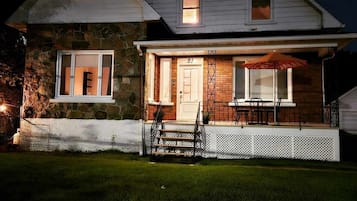 Fassade der Unterkunft – Abend/Nacht